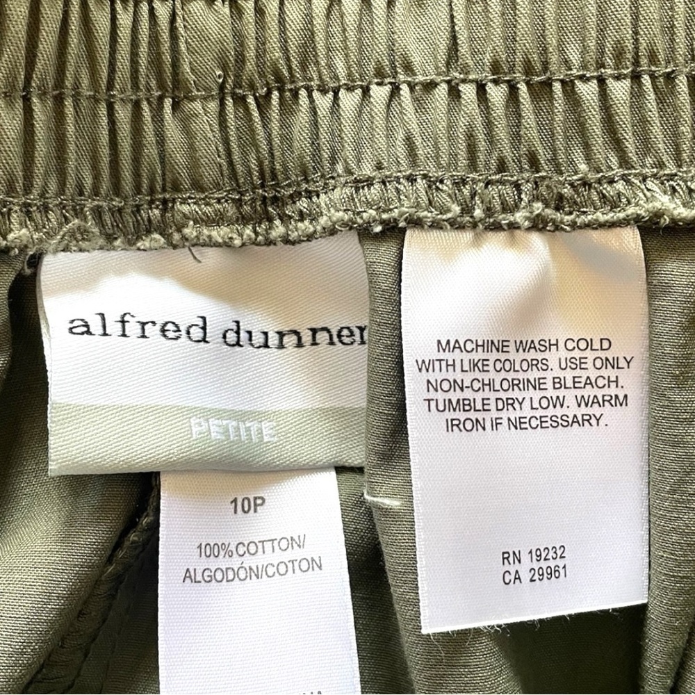 Alfred Dunner capri pants, size 10P, cotton, pretty embroidery on one leg, EUC - Picture 5 of 5